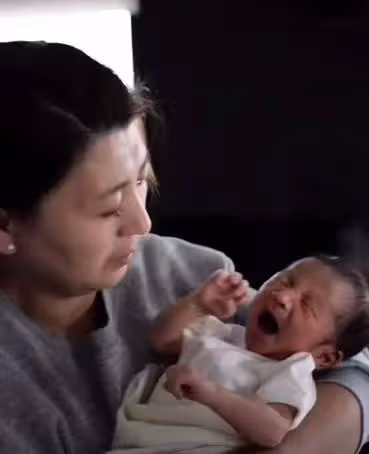 閆學晶兒子慶祝寶寶滿月,閆學晶前夫罕見出鏡,抱著孫子愛不釋手