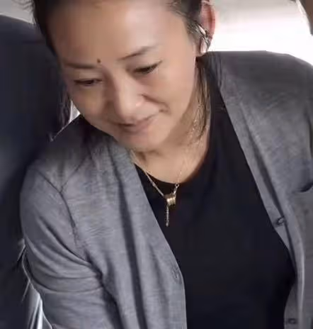 閆學晶兒子慶祝寶寶滿月,閆學晶前夫罕見出鏡,抱著孫子愛不釋手