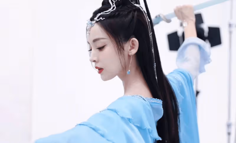 成龍:和娜扎新片開拍,網友調侃上演爺孫戀,兩人年紀跨度太大了