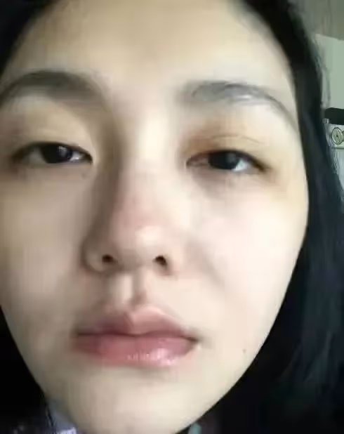 大S:徹底自暴自棄,身體側臥躺在木地板上,至少得胖了20斤以上