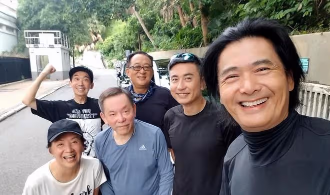 周潤發做好人好事,幫店主一家人拍攝全家福,還留下簽名照