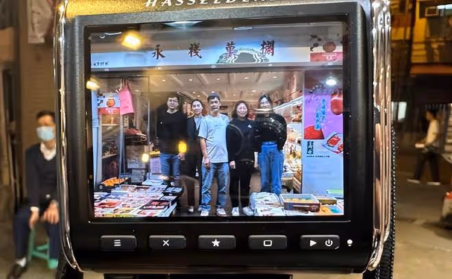 周潤發做好人好事,幫店主一家人拍攝全家福,還留下簽名照