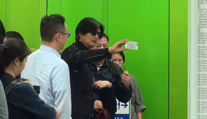 周潤發做好人好事,幫店主一家人拍攝全家福,還留下簽名照