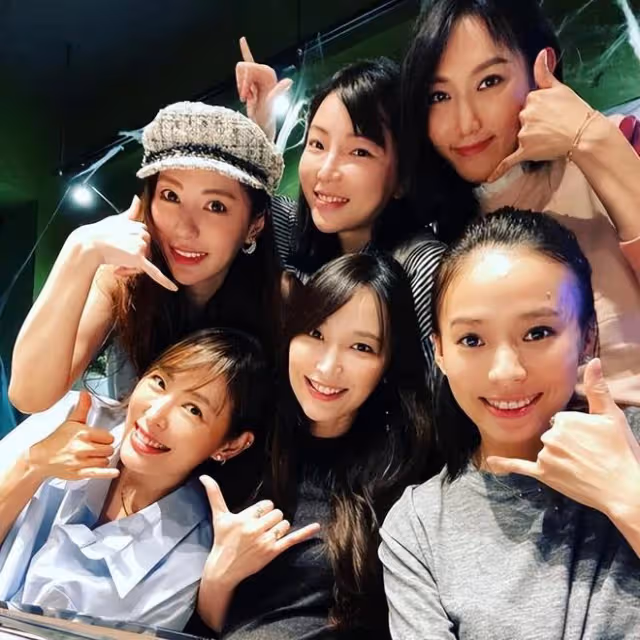 吳佩慈罕見露面給名媛姐妹慶生,4個孩子媽媽的她仍舊很漂亮