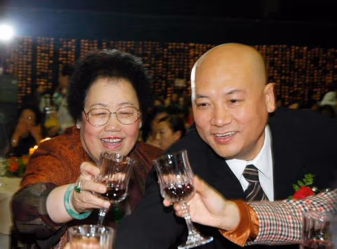 遲重瑞愛妻陳麗華罕現身,體態臃腫穿金戴銀,點頭彎腰模樣太謙遜