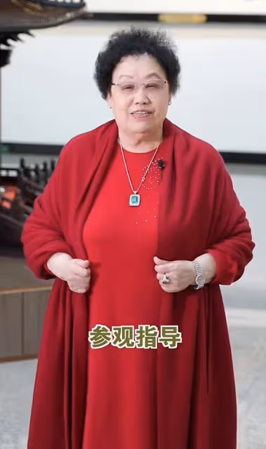 遲重瑞愛妻陳麗華罕現身,體態臃腫穿金戴銀,點頭彎腰模樣太謙遜