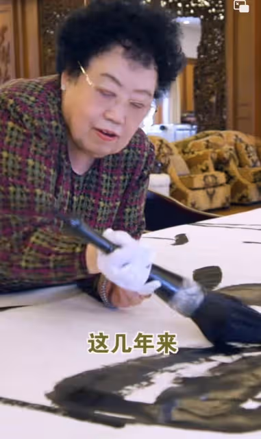 遲重瑞愛妻陳麗華罕現身,體態臃腫穿金戴銀,點頭彎腰模樣太謙遜