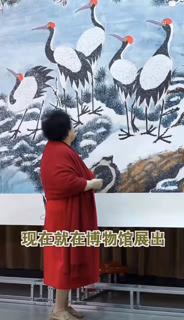 遲重瑞愛妻陳麗華罕現身,體態臃腫穿金戴銀,點頭彎腰模樣太謙遜