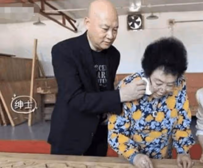 遲重瑞愛妻陳麗華罕現身,體態臃腫穿金戴銀,點頭彎腰模樣太謙遜