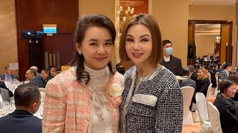 謝玲玲出席晚宴遇胡慧中，倆貴婦敘舊聊天很開心，相識50年感情深