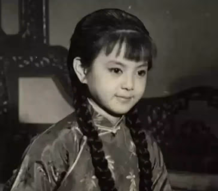 謝玲玲出席晚宴遇胡慧中,倆貴婦敘舊聊天很開心,相識50年感情深