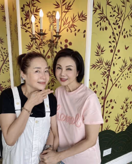 謝玲玲出席晚宴遇胡慧中,倆貴婦敘舊聊天很開心,相識50年感情深