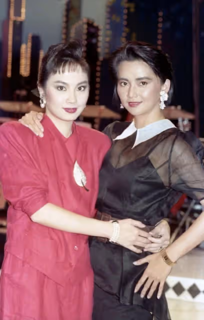 謝玲玲出席晚宴遇胡慧中,倆貴婦敘舊聊天很開心,相識50年感情深