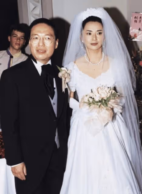 謝玲玲出席晚宴遇胡慧中,倆貴婦敘舊聊天很開心,相識50年感情深