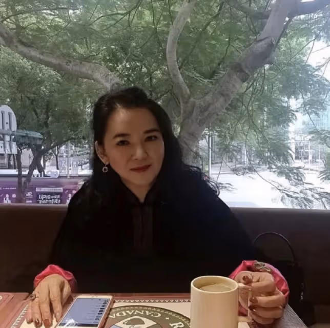 謝玲玲出席晚宴遇胡慧中,倆貴婦敘舊聊天很開心,相識50年感情深