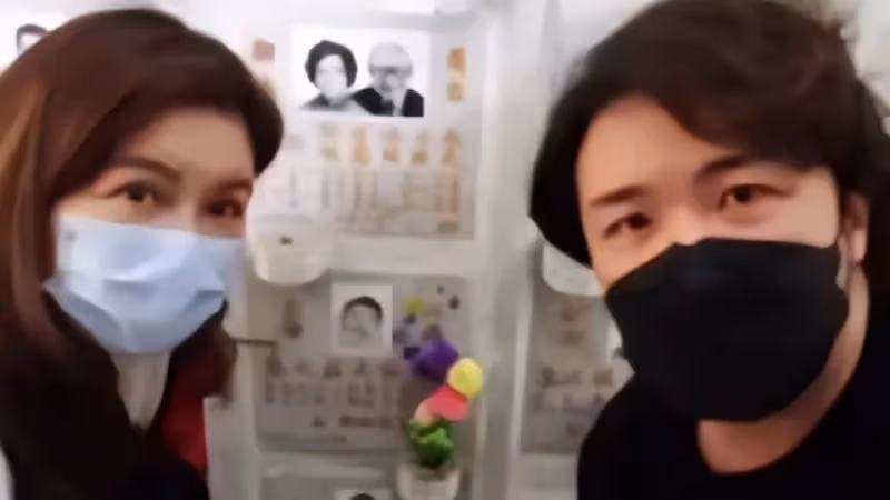 劉美娟夫婦到墓園悼念長子，墓前獻花難掩悲傷，喪子18年思念不減
