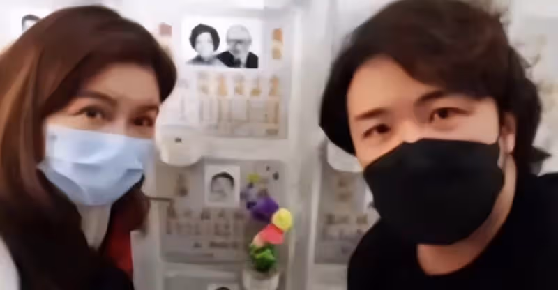 劉美娟夫婦到墓園悼念長子,墓前獻花難掩悲傷,喪子18年思念不減