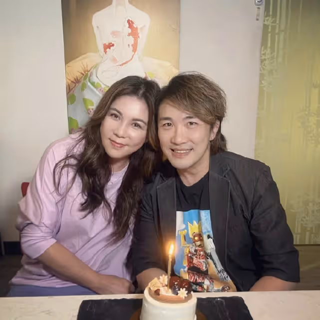 劉美娟夫婦到墓園悼念長子,墓前獻花難掩悲傷,喪子18年思念不減