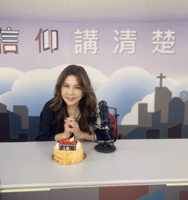 劉美娟夫婦到墓園悼念長子,墓前獻花難掩悲傷,喪子18年思念不減