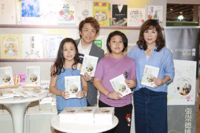 劉美娟夫婦到墓園悼念長子,墓前獻花難掩悲傷,喪子18年思念不減