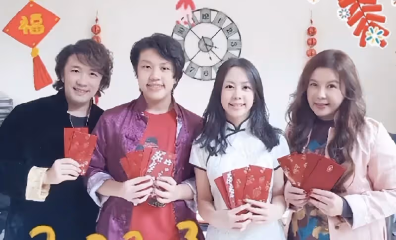 劉美娟夫婦到墓園悼念長子,墓前獻花難掩悲傷,喪子18年思念不減