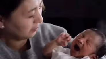 閆學晶兒子慶祝寶寶滿月，小恩仔萌態可愛，爺爺和姥姥愛不釋手