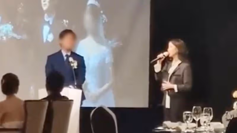 韓國男演員蔡東賢，在劇中被IU扇耳光，他結婚時，IU跑去唱了祝歌