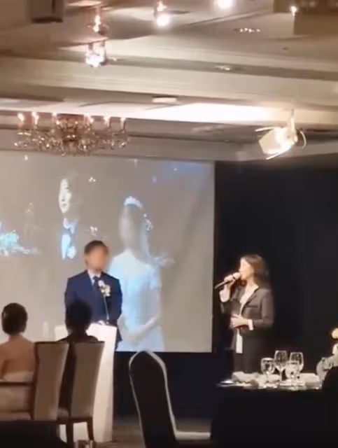 韓國男演員蔡東賢,在劇中被IU扇耳光,他結婚時,IU跑去唱了祝歌