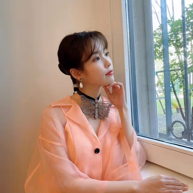 韓國男演員蔡東賢,在劇中被IU扇耳光,他結婚時,IU跑去唱了祝歌