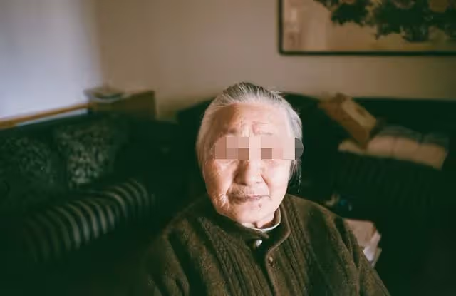 母親去世父親接外婆來養老,聽父親打電話,我偷偷送走外婆