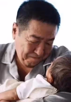 閆學晶前夫罕見露面,長相兇悍身材魁梧,但抱著孫子的臉色很溫柔