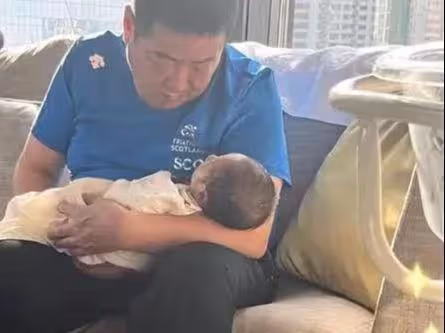 閆學晶前夫罕見露面,長相兇悍身材魁梧,但抱著孫子的臉色很溫柔