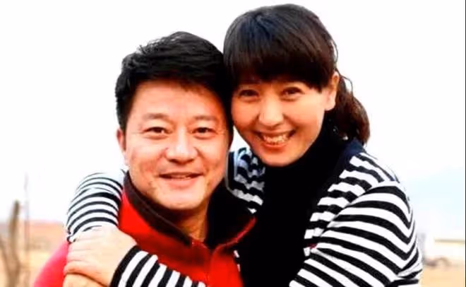 閆學晶前夫罕見露面,長相兇悍身材魁梧,但抱著孫子的臉色很溫柔