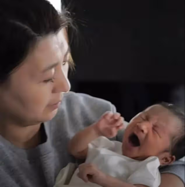 閆學晶前夫罕見露面,長相兇悍身材魁梧,但抱著孫子的臉色很溫柔