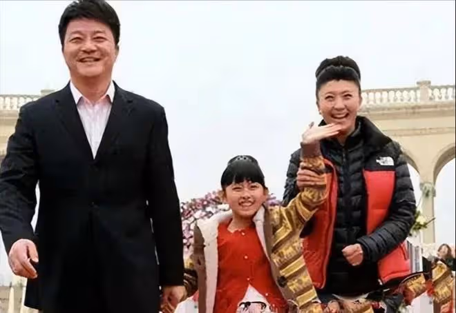 閆學晶前夫罕見露面,長相兇悍身材魁梧,但抱著孫子的臉色很溫柔