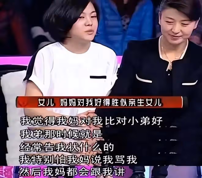 閆學晶前夫罕見露面,長相兇悍身材魁梧,但抱著孫子的臉色很溫柔