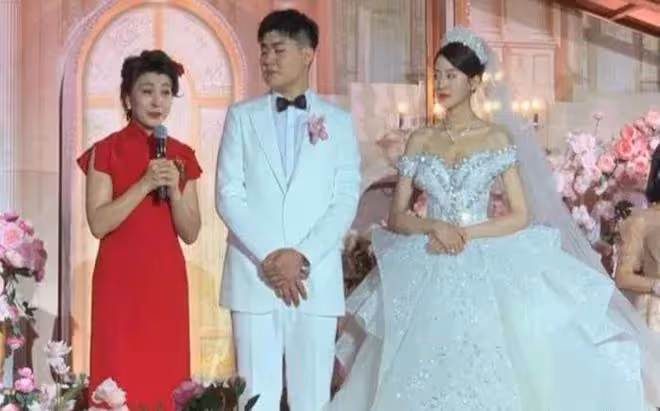 閆學晶前夫罕見露面,長相兇悍身材魁梧,但抱著孫子的臉色很溫柔