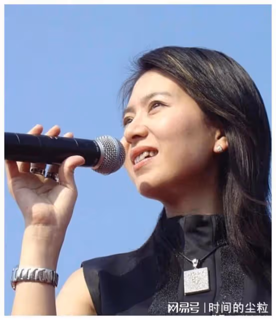 歌手甘萍與黎兵文體聯姻,卻被歌迷斥責,在國外生女兒現在如何了
