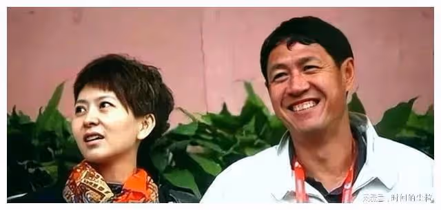 歌手甘萍與黎兵文體聯姻,卻被歌迷斥責,在國外生女兒現在如何了