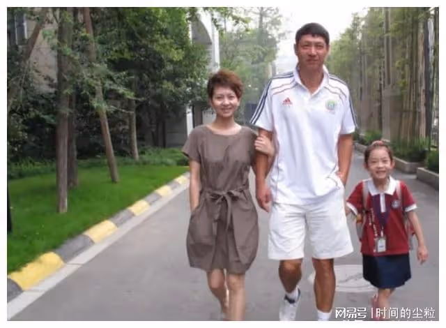 歌手甘萍與黎兵文體聯姻,卻被歌迷斥責,在國外生女兒現在如何了