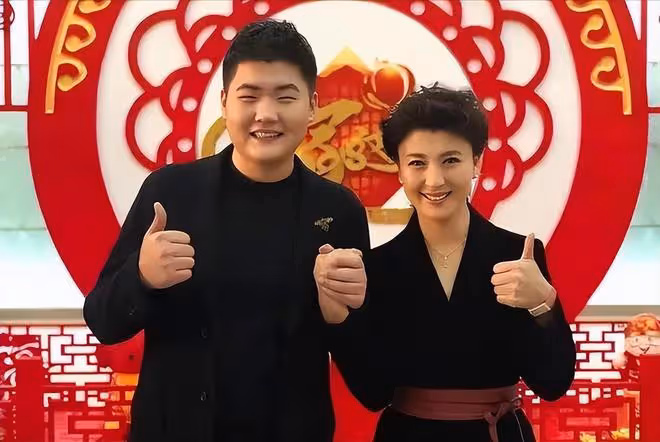 閆學晶孫子滿月,兒媳婦穿露腰裝拍全家福,小腹突出仍有待恢復