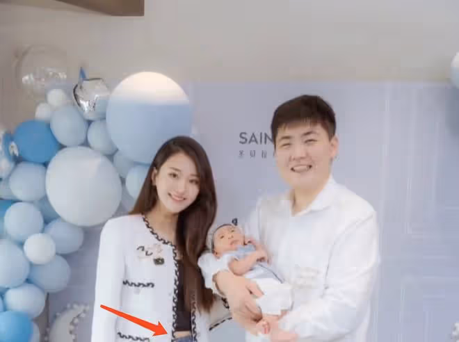 閆學晶孫子滿月,兒媳婦穿露腰裝拍全家福,小腹突出仍有待恢復