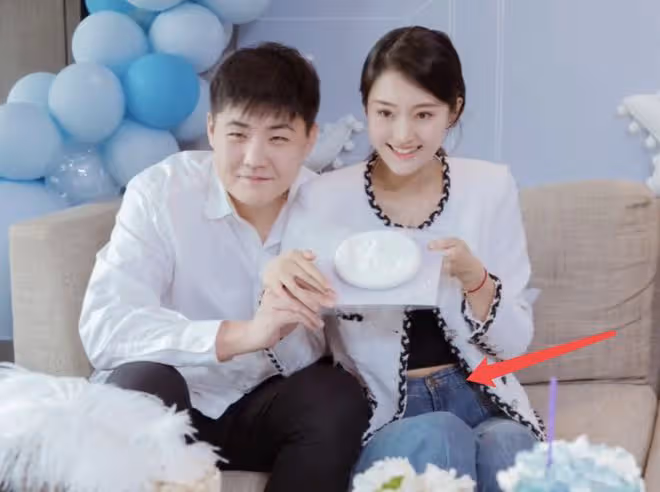 閆學晶孫子滿月,兒媳婦穿露腰裝拍全家福,小腹突出仍有待恢復