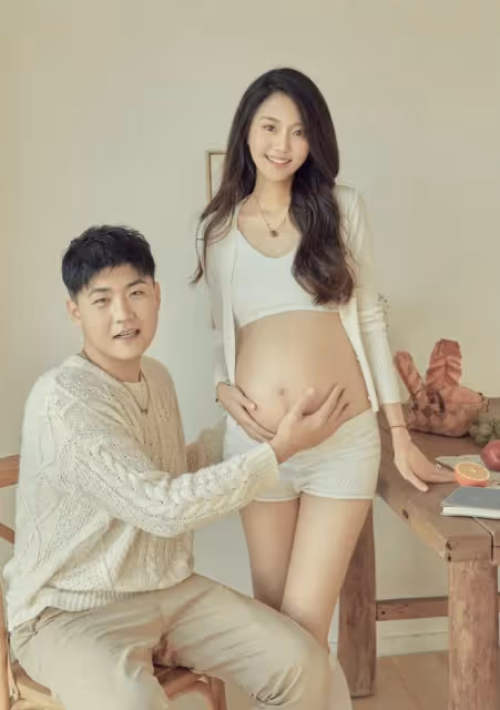 閆學晶孫子滿月,兒媳婦穿露腰裝拍全家福,小腹突出仍有待恢復