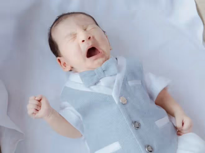 閆學晶孫子滿月,兒媳婦穿露腰裝拍全家福,小腹突出仍有待恢復