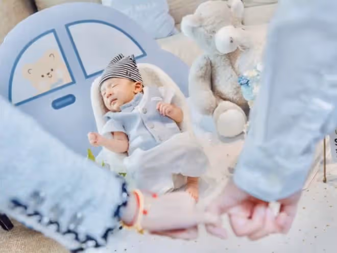 閆學晶孫子滿月,兒媳婦穿露腰裝拍全家福,小腹突出仍有待恢復