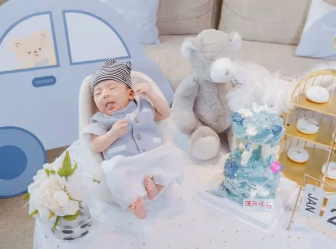 閆學晶孫子滿月,兒媳婦穿露腰裝拍全家福,小腹突出仍有待恢復