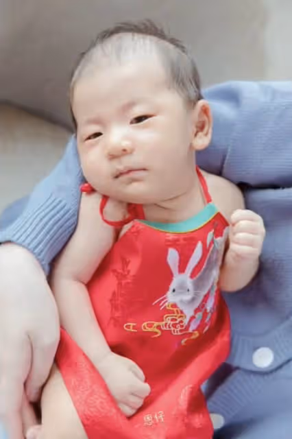 閆學晶孫子滿月,兒媳婦穿露腰裝拍全家福,小腹突出仍有待恢復