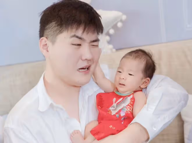 閆學晶孫子滿月,兒媳婦穿露腰裝拍全家福,小腹突出仍有待恢復