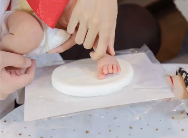 閆學晶孫子滿月,兒媳婦穿露腰裝拍全家福,小腹突出仍有待恢復